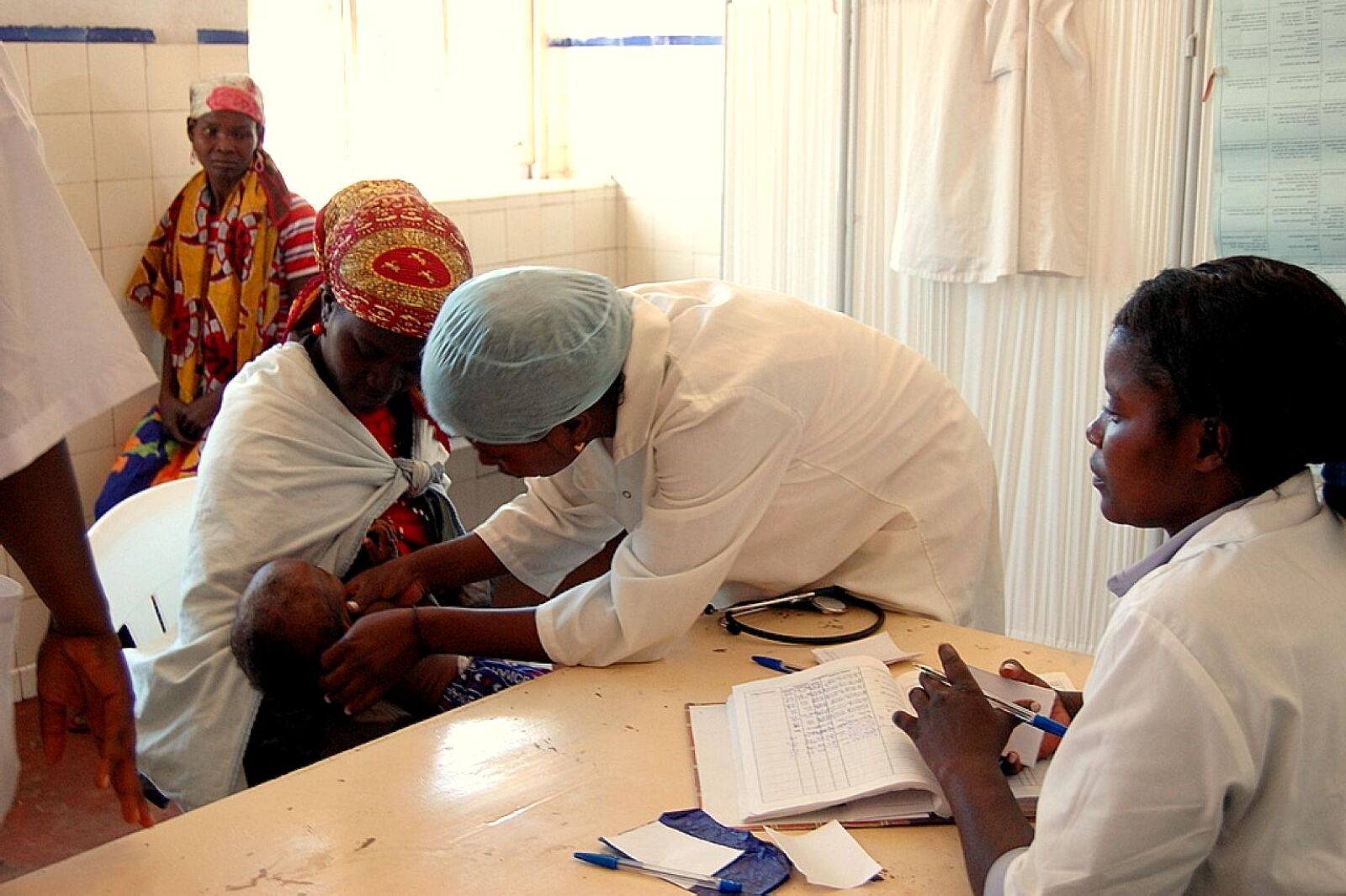 Nikon D40 sample photo. Nurse, local, clinic, huambo photography