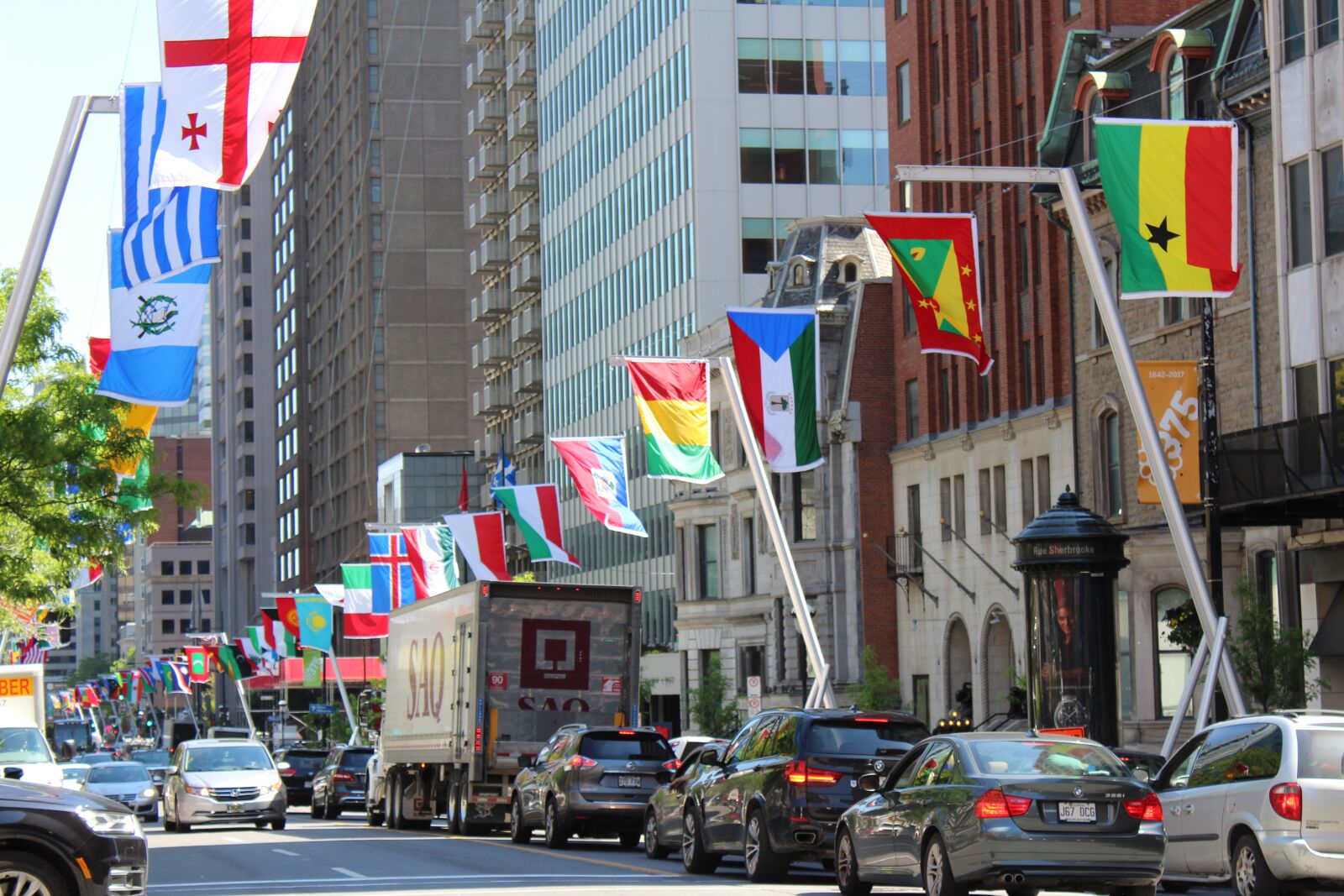 Canon EOS 1300D (EOS Rebel T6 / EOS Kiss X80) sample photo. Montréal, canada, flags photography