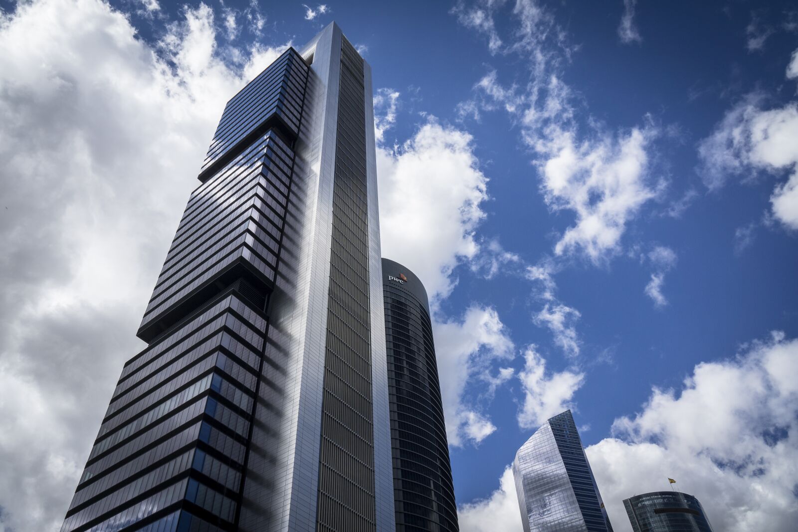 Sony a6000 + Sony Vario-Tessar T* E 16-70mm F4 ZA OSS sample photo. Madrid, skyscraper, spain photography