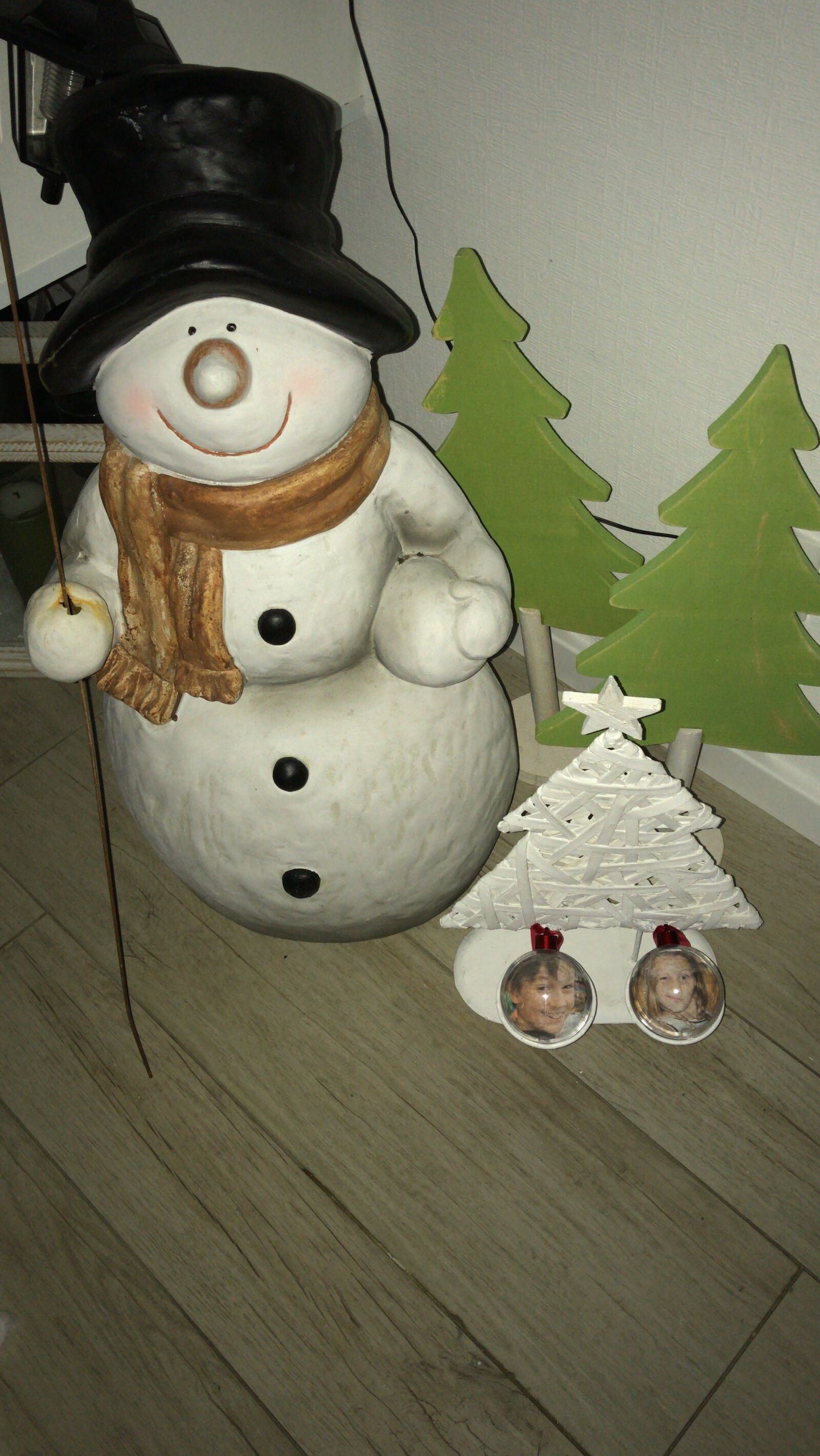 iPhone 7 back camera 3.99mm f/1.8 sample photo. Christmas decoration, snowman, christmas photography