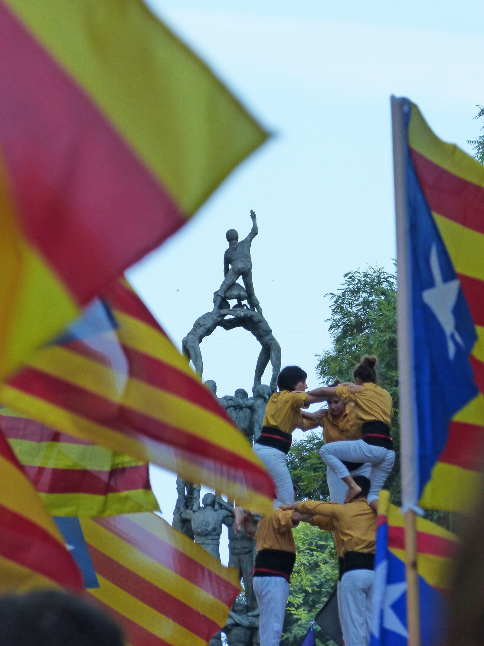 Panasonic DMC-FZ62 sample photo. Castells, castellers, estelada photography