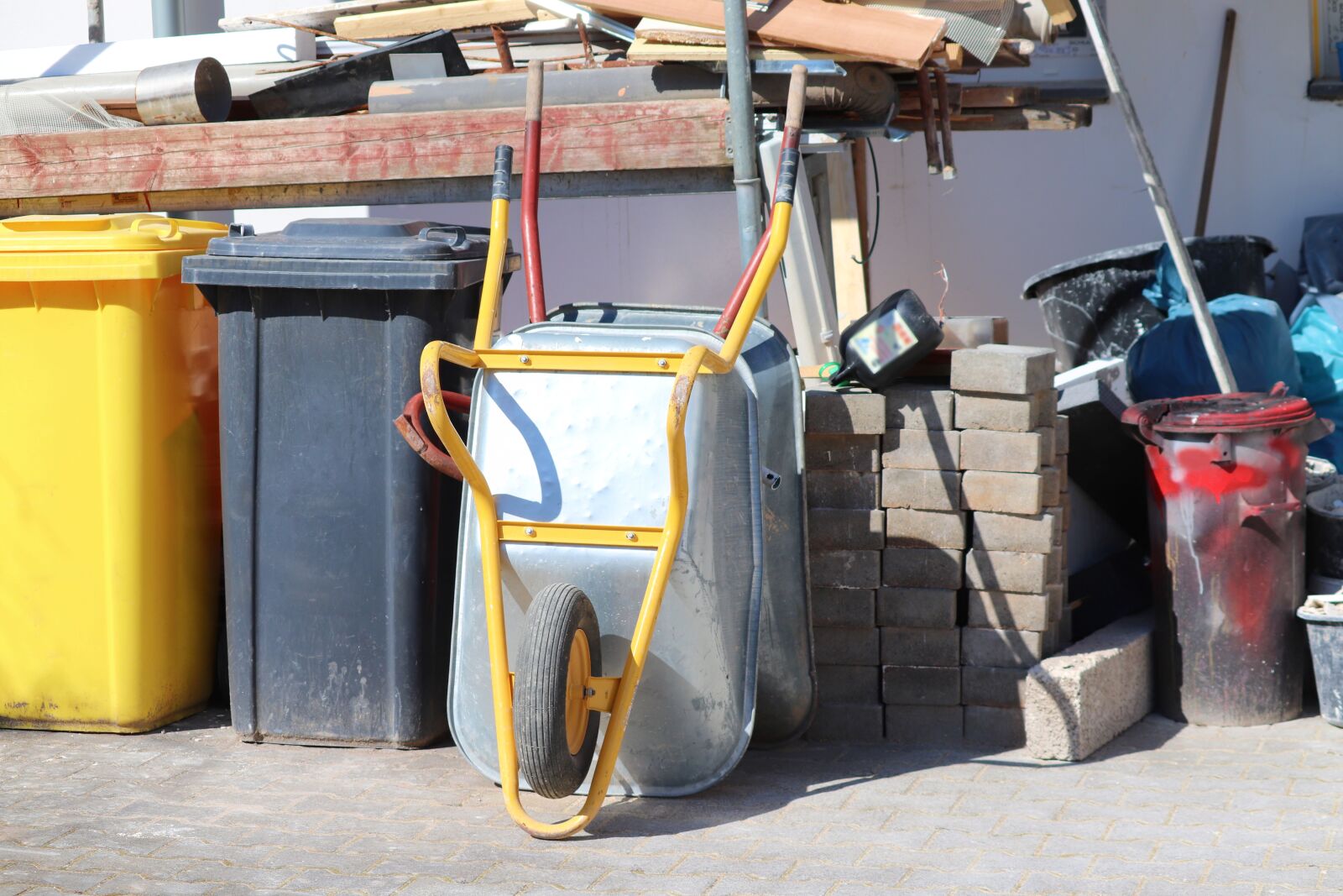 Canon EOS 200D (EOS Rebel SL2 / EOS Kiss X9) sample photo. Site, dustbin, wheelbarrow photography