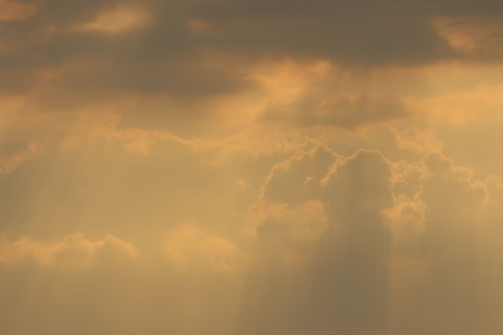 Canon EOS 7D Mark II sample photo. Clouds, heaven, outside, sunrays photography