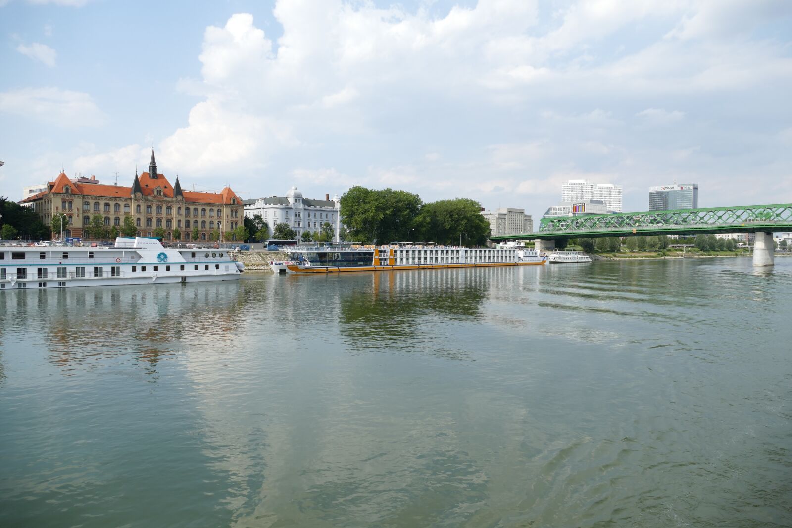 Panasonic Lumix DMC-FZ1000 sample photo. Bratislava, slovakia, castle photography