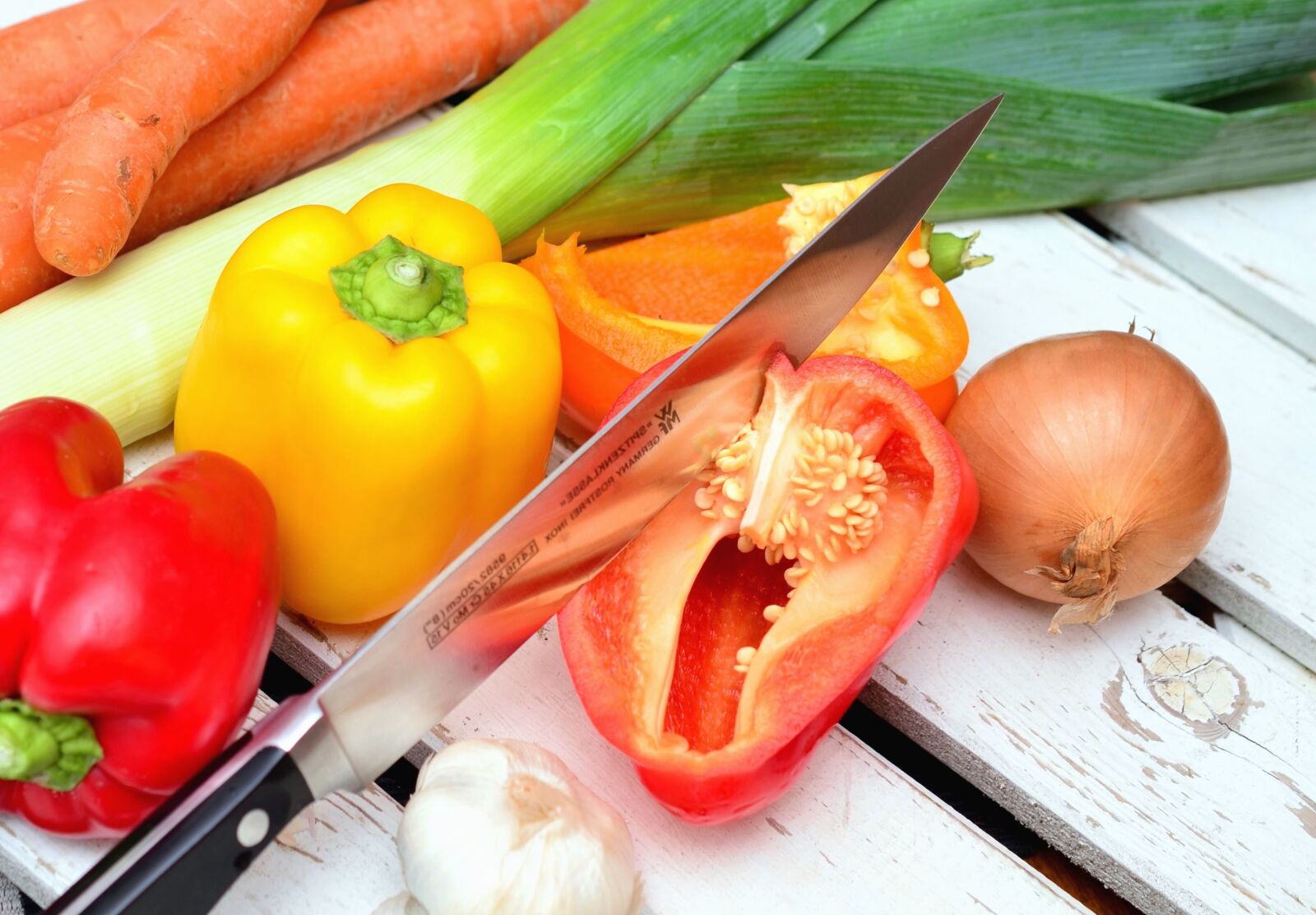 Nikon D5100 sample photo. Garlic, onion, knife, vegetable photography