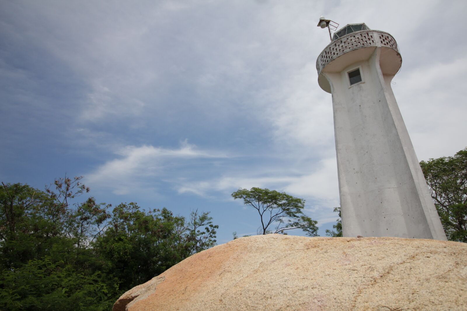 Canon EOS 700D (EOS Rebel T5i / EOS Kiss X7i) + Canon EF-S 10-18mm F4.5–5.6 IS STM sample photo. Acapulco, mexico, lighthouse photography