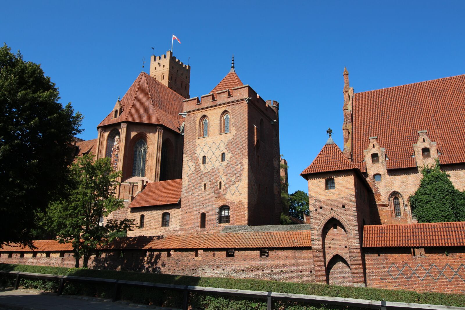 Canon EOS 700D (EOS Rebel T5i / EOS Kiss X7i) + Canon EF-S 10-18mm F4.5–5.6 IS STM sample photo. Malbork, our lady, castle photography