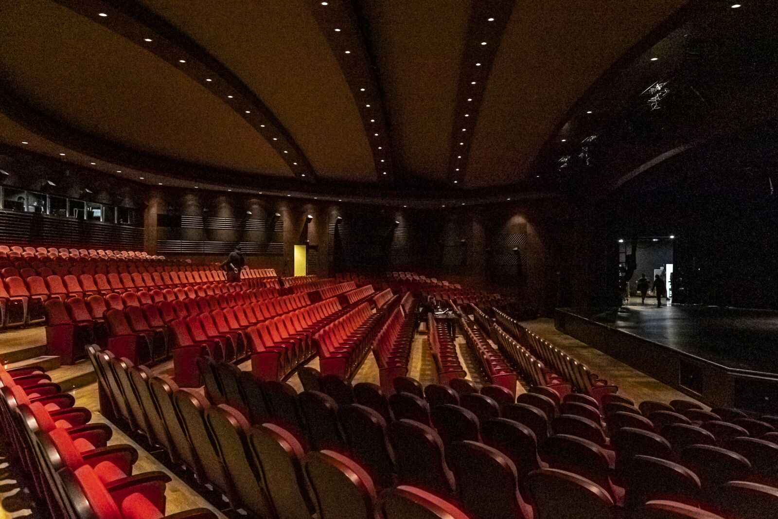 Canon EOS 5D Mark IV sample photo. Red, stage, theatre photography