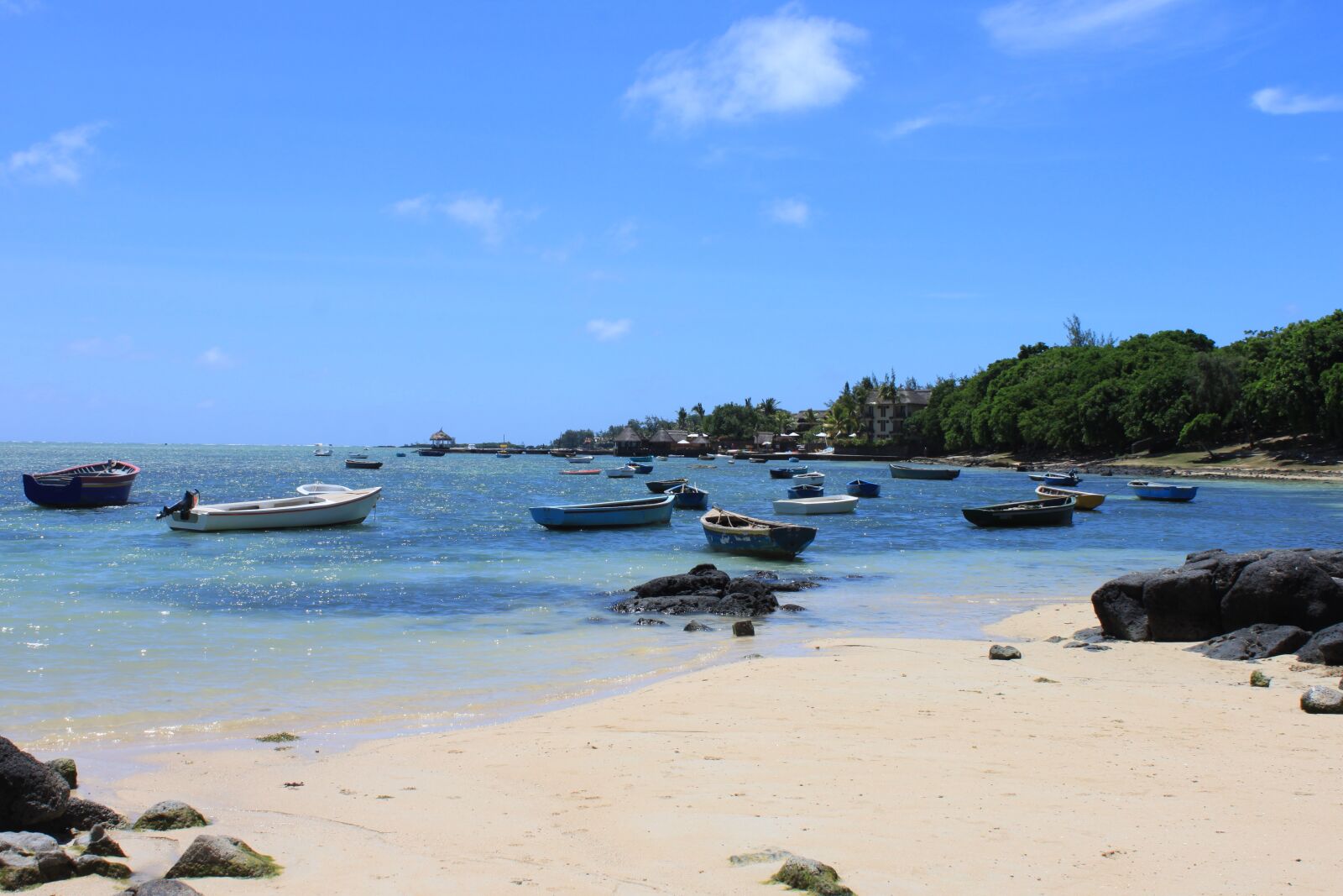 Canon EOS 500D (EOS Rebel T1i / EOS Kiss X3) sample photo. Beach, ocean, fishing boats photography