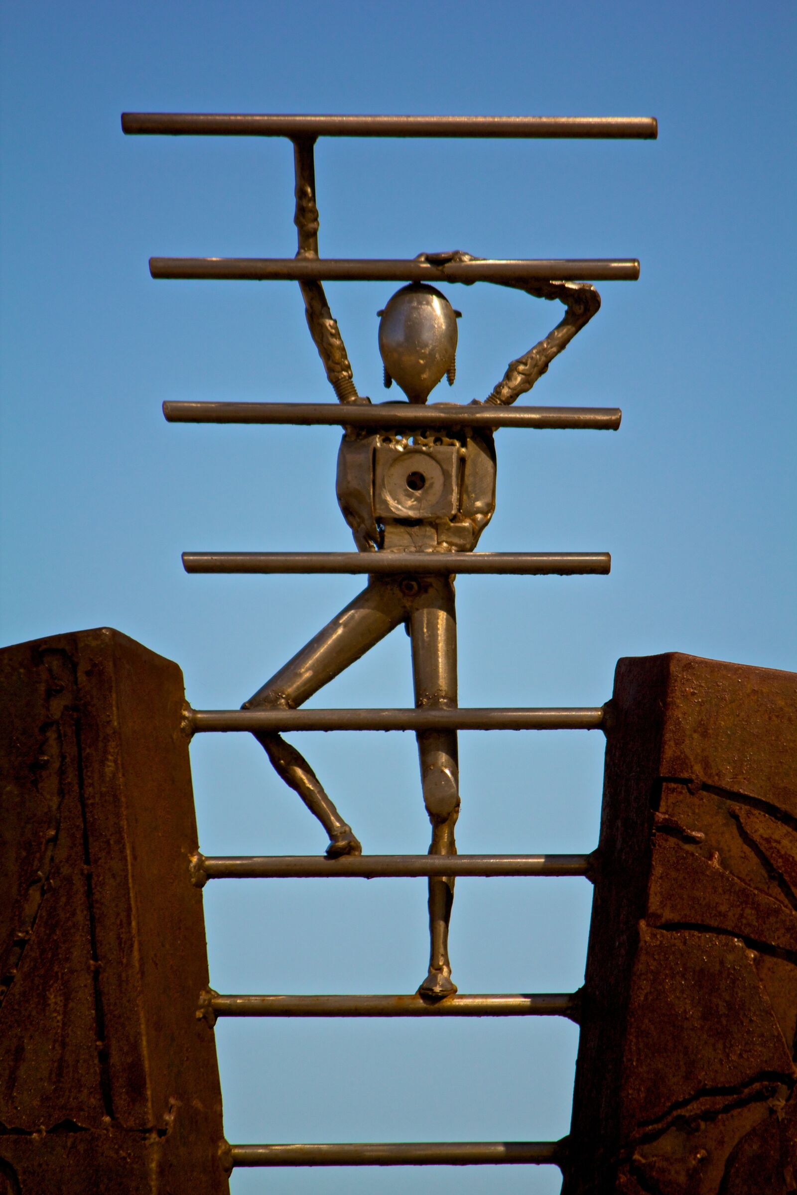 Canon EF-S 55-250mm F4-5.6 IS sample photo. Rust, sculpture, art photography