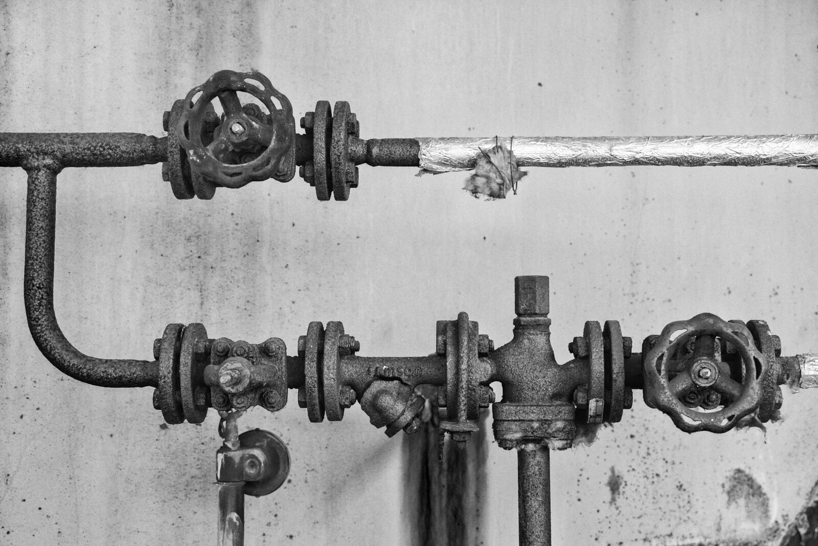 Canon EOS 700D (EOS Rebel T5i / EOS Kiss X7i) sample photo. Pipes, old, ailing photography