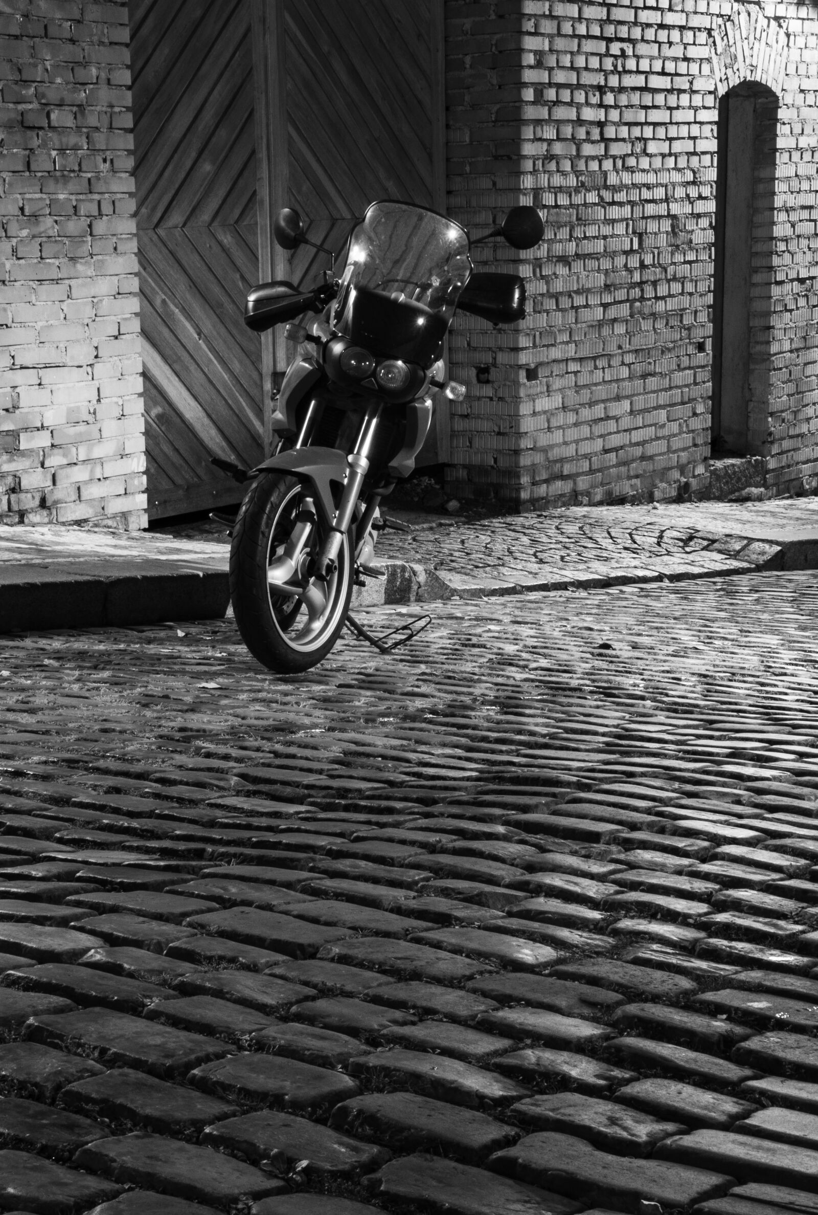 Canon EOS 200D (EOS Rebel SL2 / EOS Kiss X9) sample photo. Motorbike, monochrome, city photography