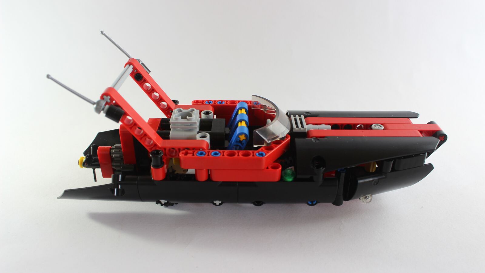 Canon EOS 600D (Rebel EOS T3i / EOS Kiss X5) sample photo. Lego original, power boat photography