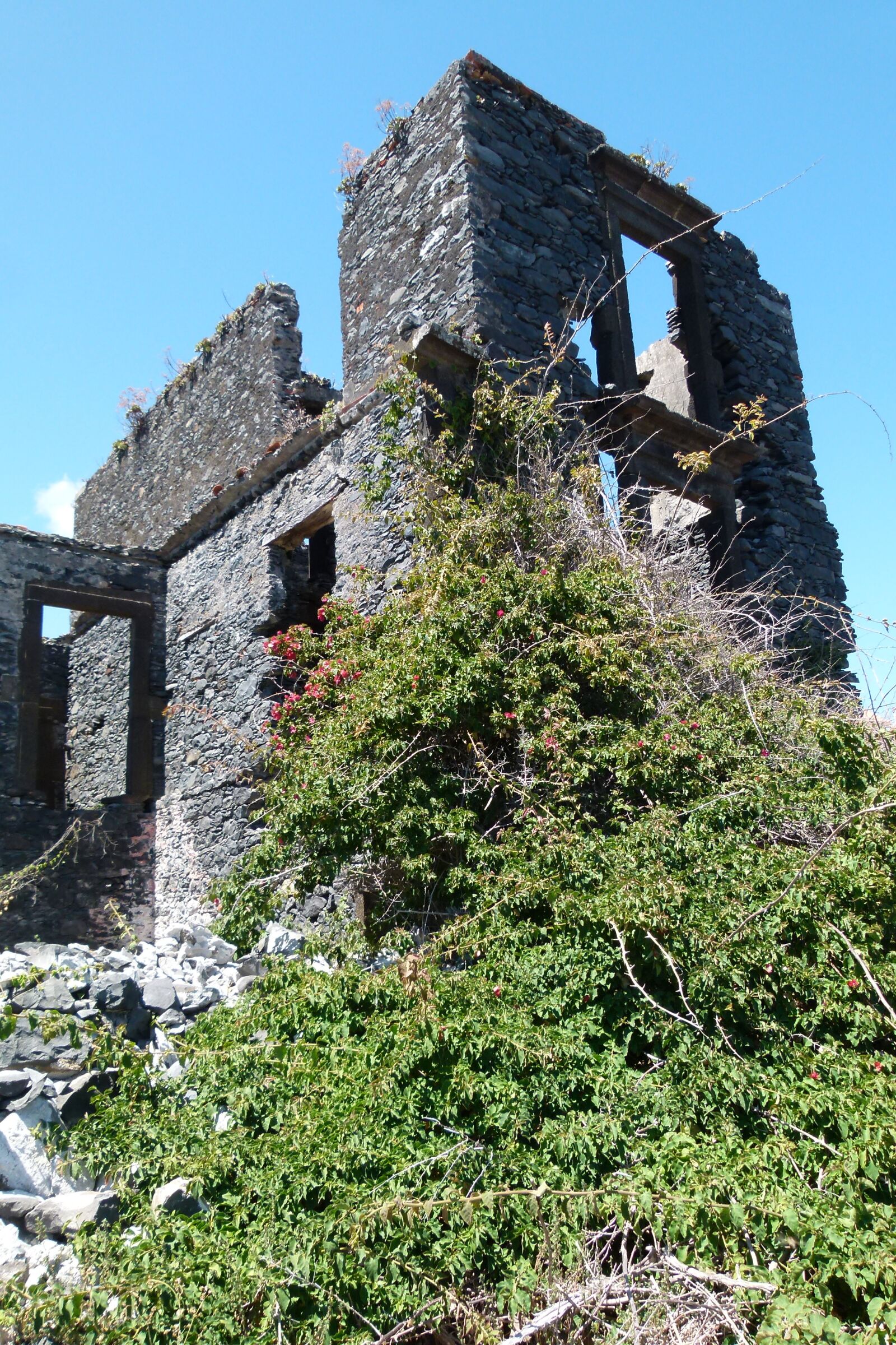 Panasonic Lumix DMC-FZ100 sample photo. Ruin, house, break up photography