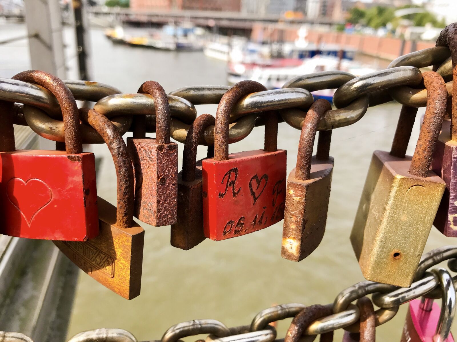 iPhone 7 back camera 3.99mm f/1.8 sample photo. Love locks, hamburg, love photography