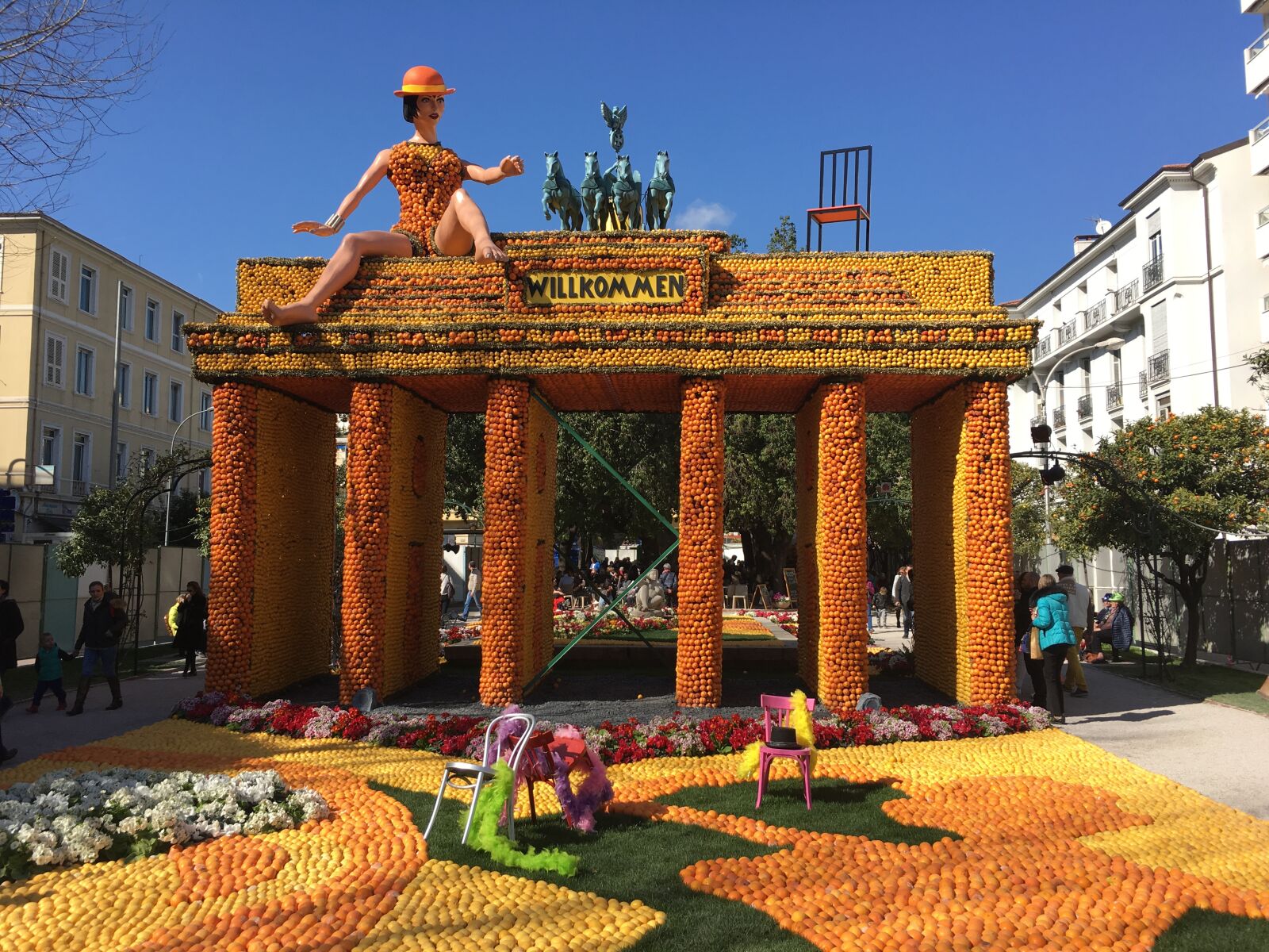 iPhone 6s Plus back camera 4.15mm f/2.2 sample photo. Menton, lemon festival, france photography