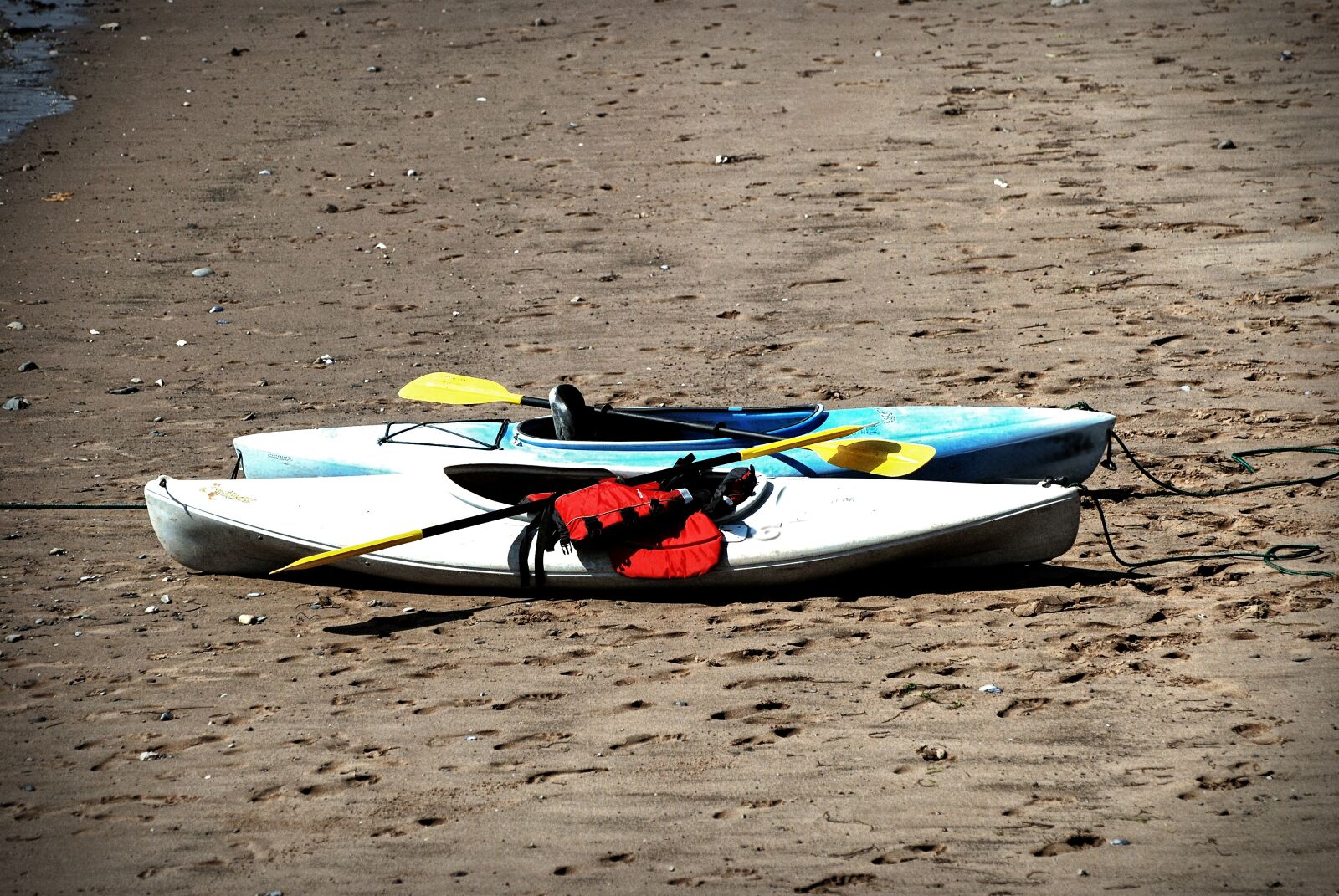 Nikon D80 sample photo. Kayak, shore, sport photography