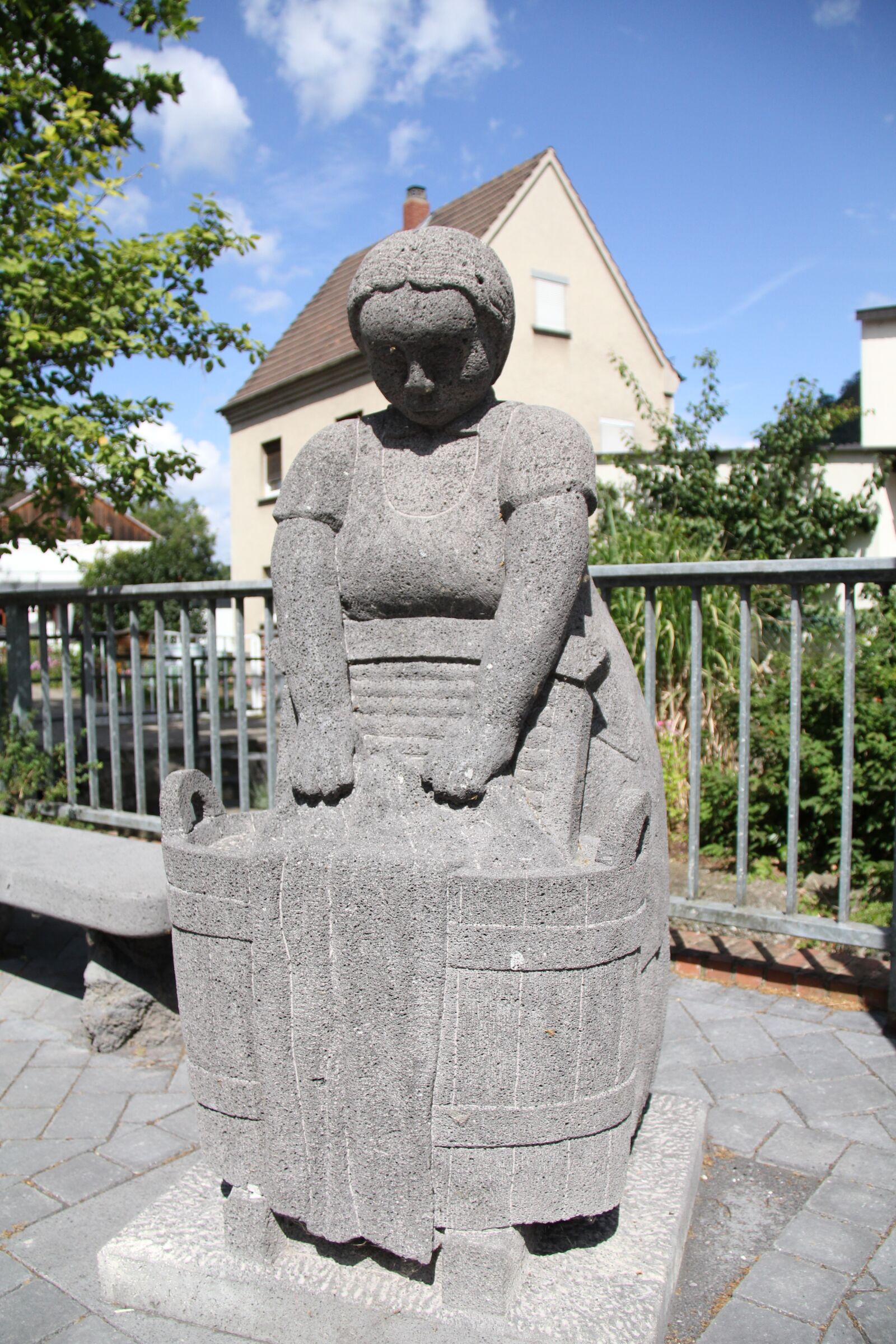 Canon EOS 550D (EOS Rebel T2i / EOS Kiss X4) sample photo. Sculpture, monument, stone photography