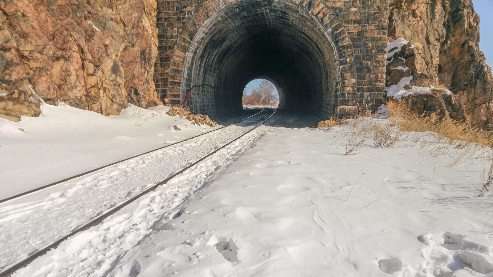 LG G4 sample photo. Lake baikal, railway, tunnel photography