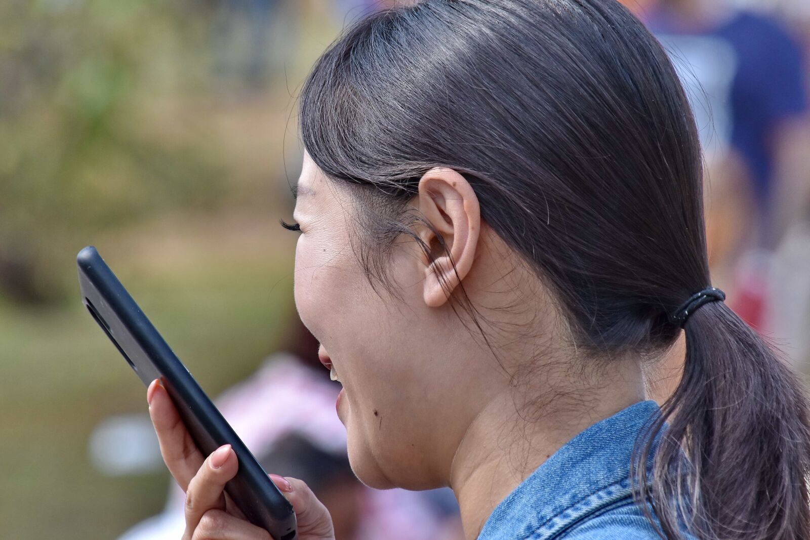Nikon D5500 sample photo. Asian, conversation, hairstyle, mobile photography
