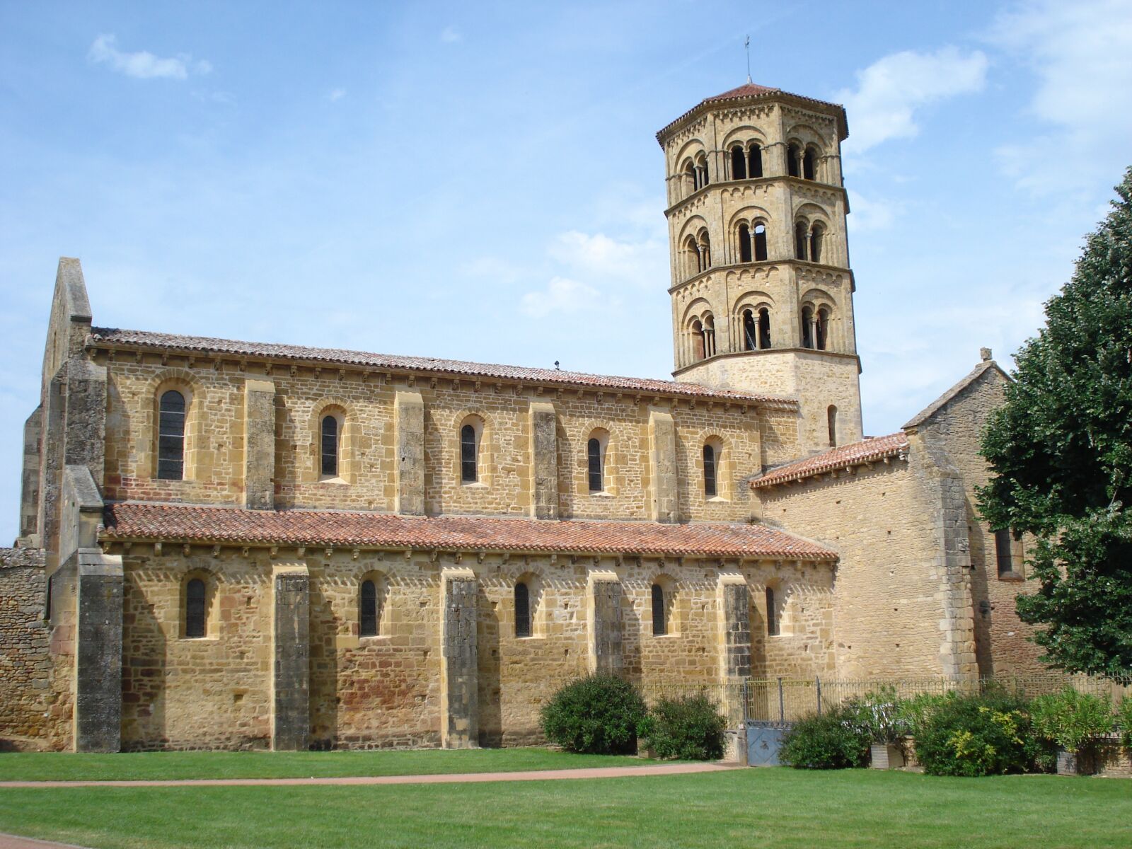 Sony DSC-W55 sample photo. Anzy-le-duc, church, france photography