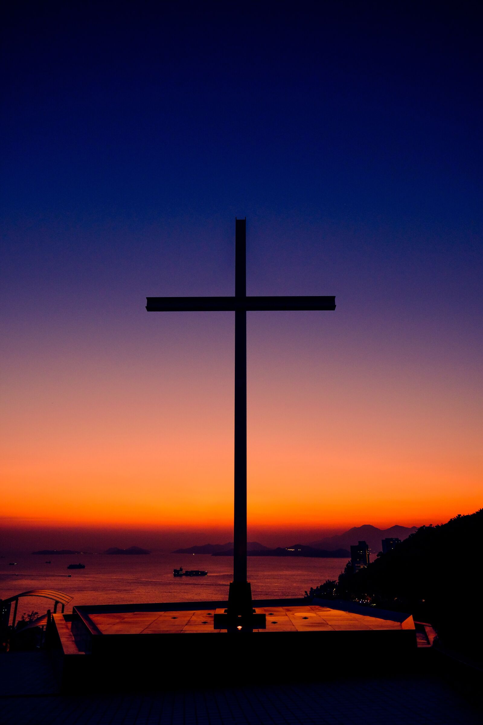 Fujifilm X-T2 + Fujifilm XF 16mm F1.4 R WR sample photo. Cross, sunset, cemetery photography