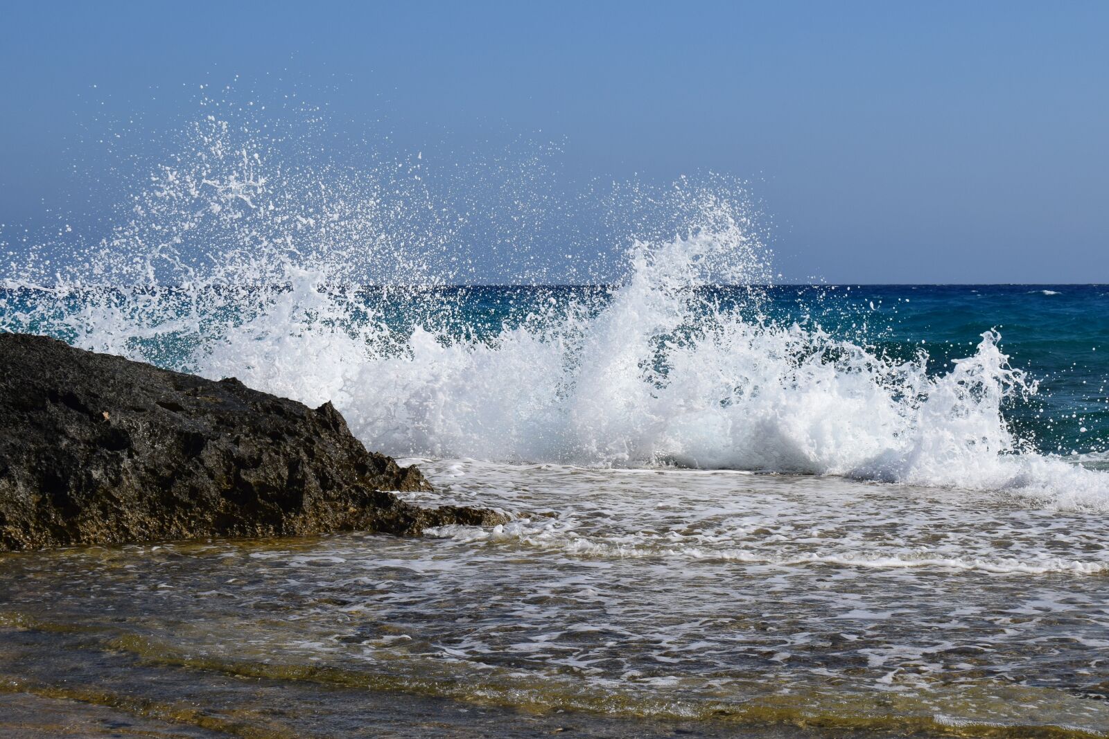 Nikon D3300 sample photo. Wave, crush, sea photography