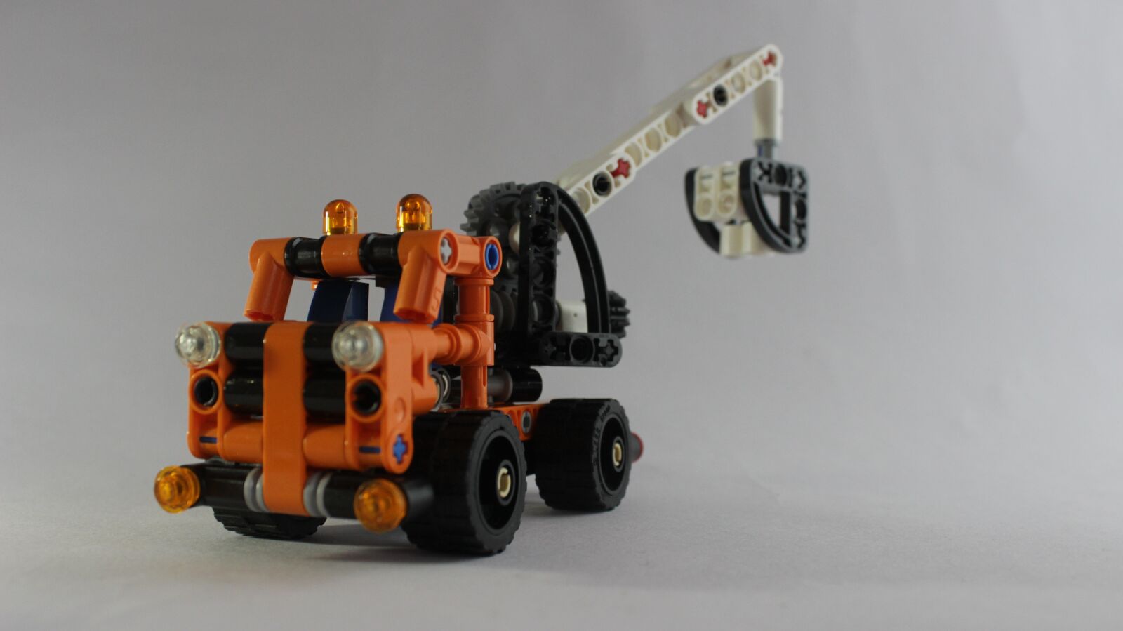 Canon EOS 600D (Rebel EOS T3i / EOS Kiss X5) sample photo. Lego truck toy, lego photography