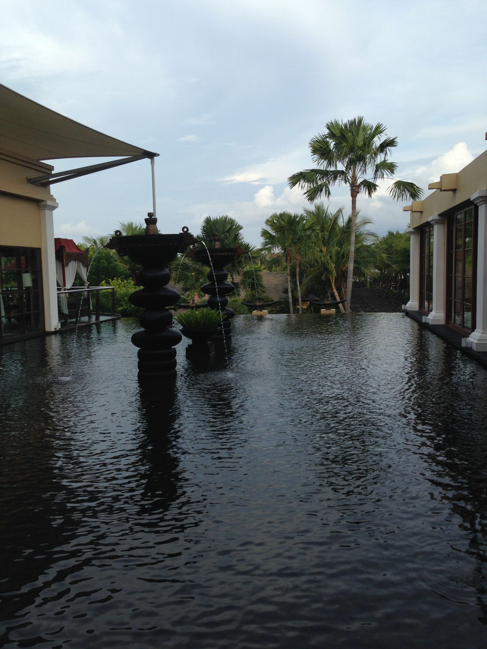 iPhone 5 back camera 4.12mm f/2.4 sample photo. Lobby, resort, bali photography