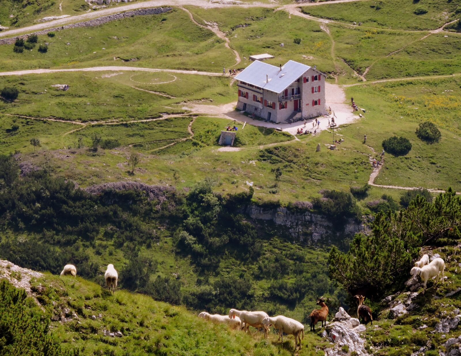 Nikon Coolpix P600 sample photo. Refuge, scalorbi, mountain photography