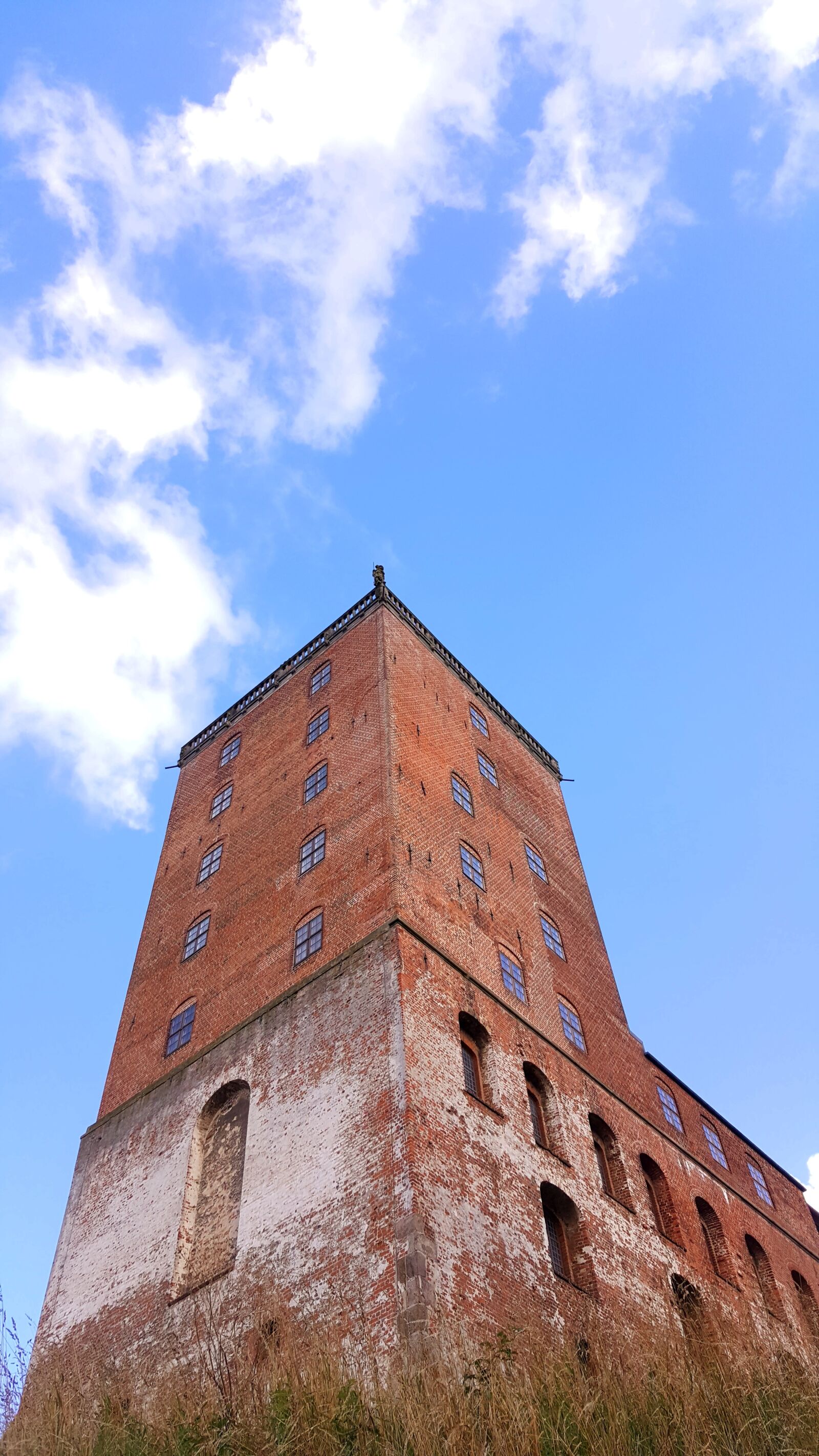 Samsung GALAXY S6 edge sample photo. Building, castle, clouds, colours photography
