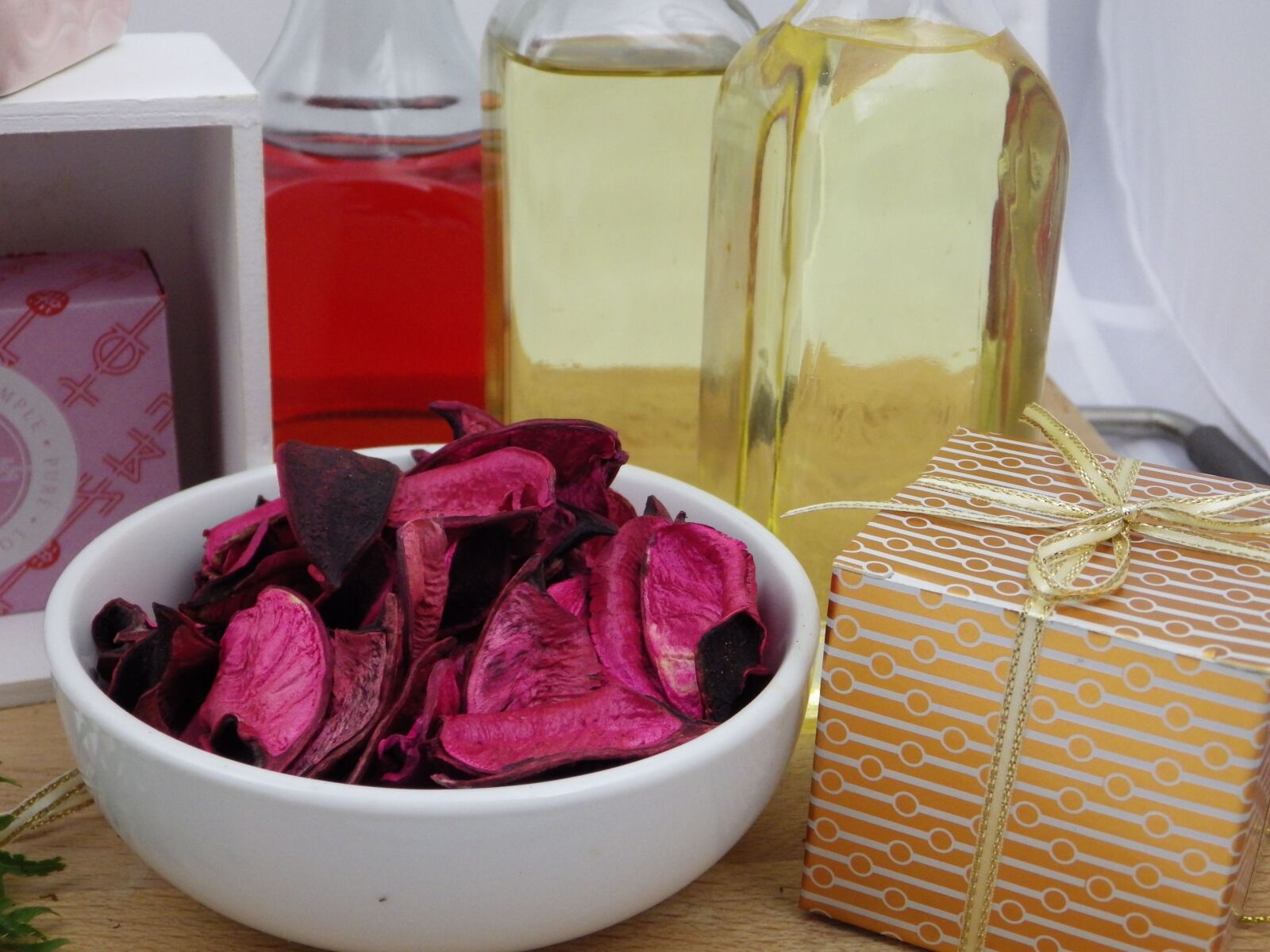Pentax X-5 sample photo. Grease, rose, gift photography