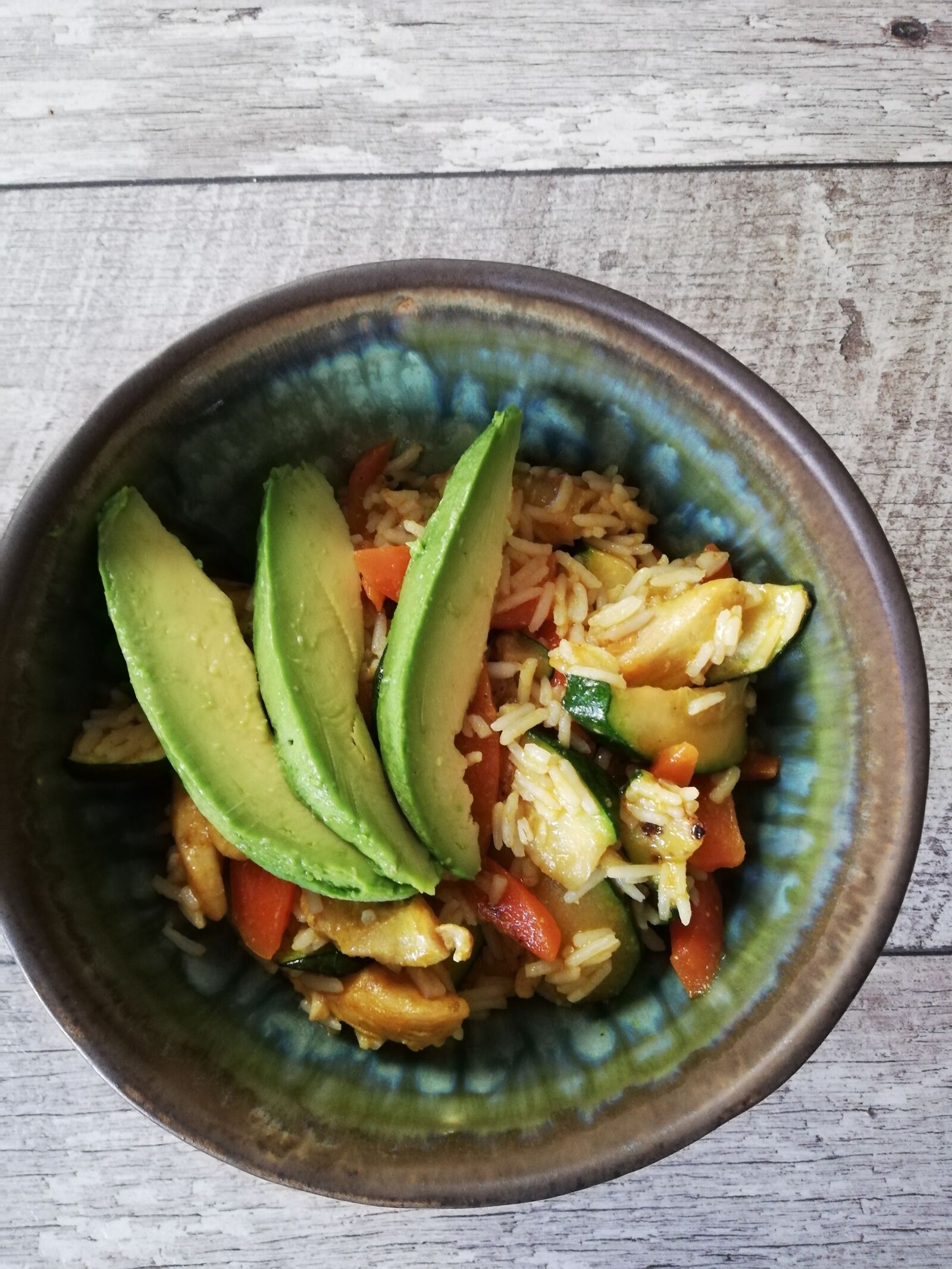 HUAWEI P20 lite sample photo. Chicken curry with avocado photography