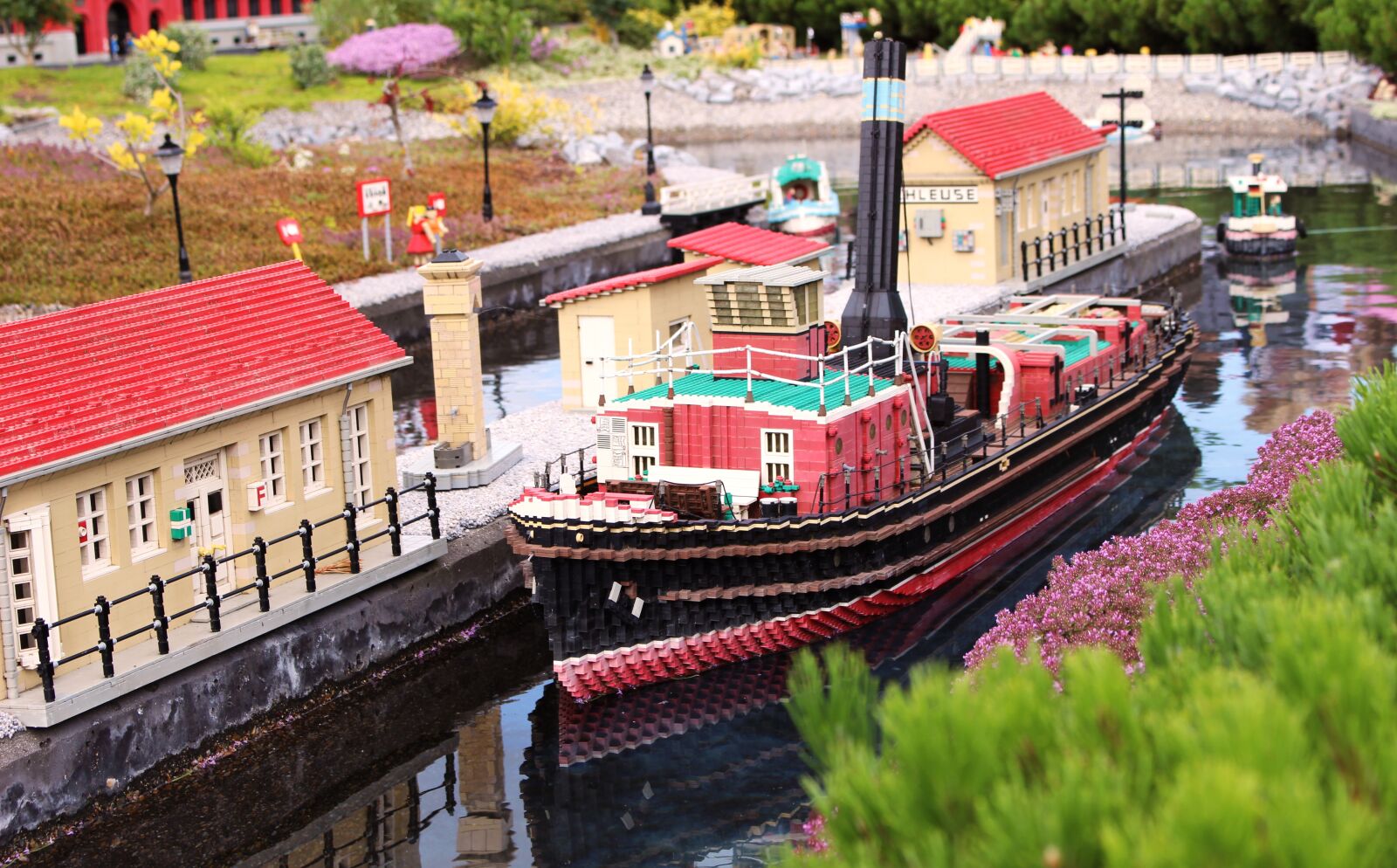 Canon EOS 100D (EOS Rebel SL1 / EOS Kiss X7) sample photo. Lego, legoland, build photography