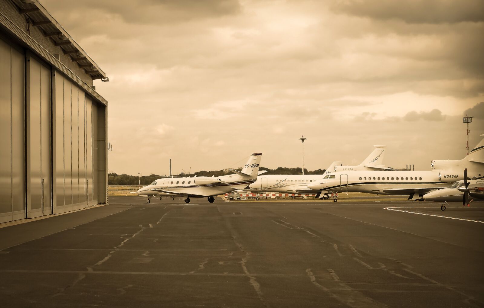 Olympus OM-D E-M10 sample photo. Airport, aircraft, field photography