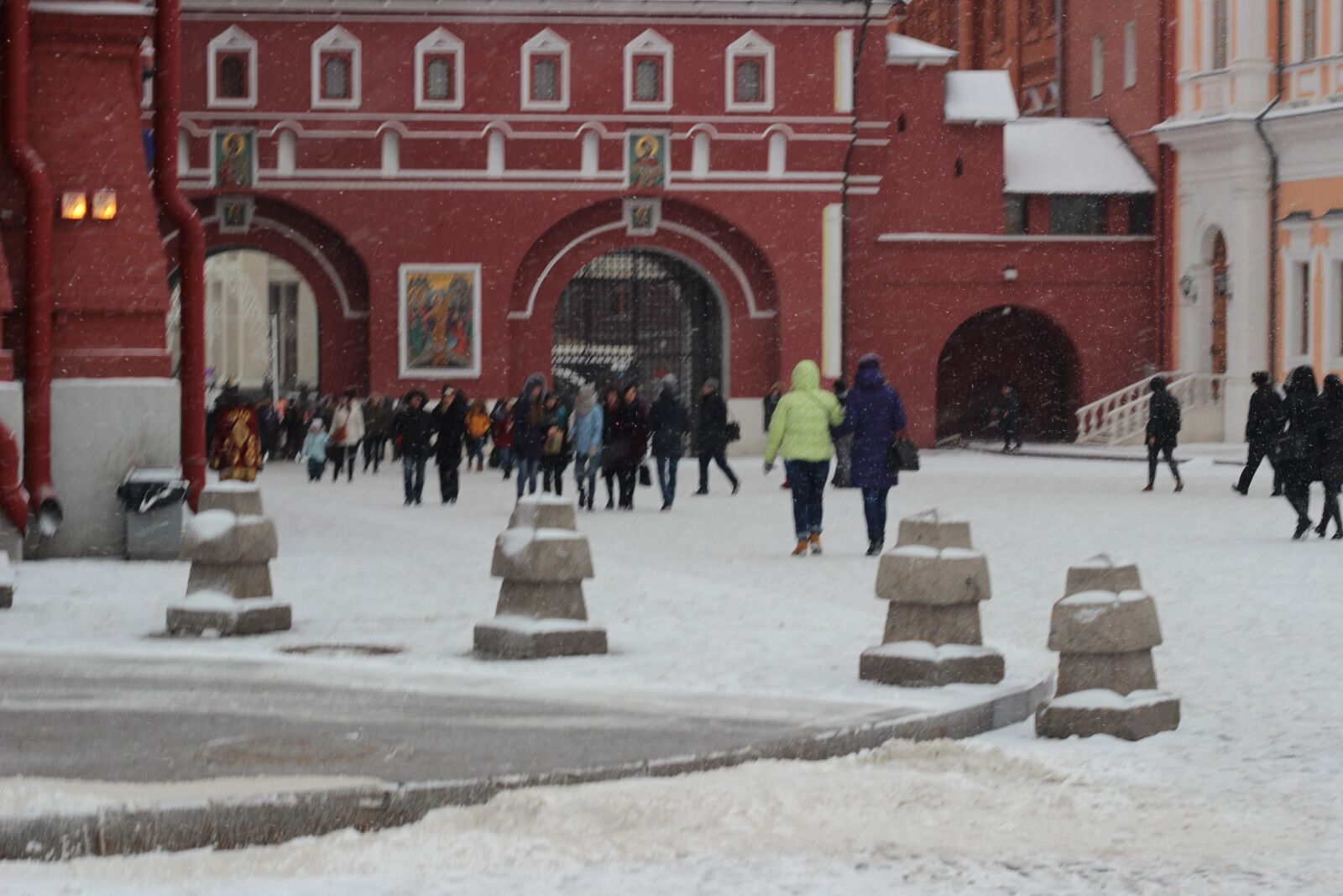 Canon EOS 600D (Rebel EOS T3i / EOS Kiss X5) + Canon EF 50mm F1.8 II sample photo. Red square, tourism, moscow photography