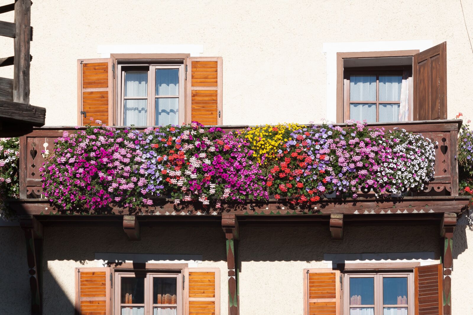 Canon EOS 50D sample photo. Balcony, floral decorations, architecture photography