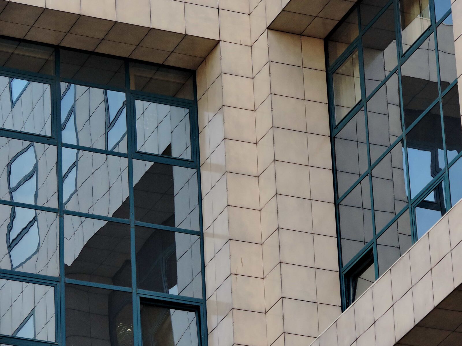Nikon Coolpix P520 sample photo. Futuristic, window, glass, urban photography