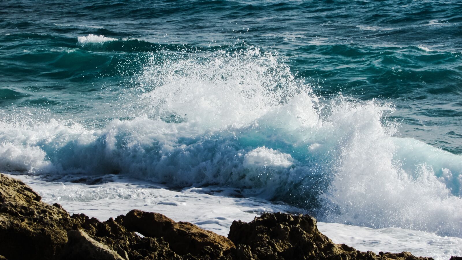 Canon PowerShot SX400 IS sample photo. Wave, smashing, foam photography