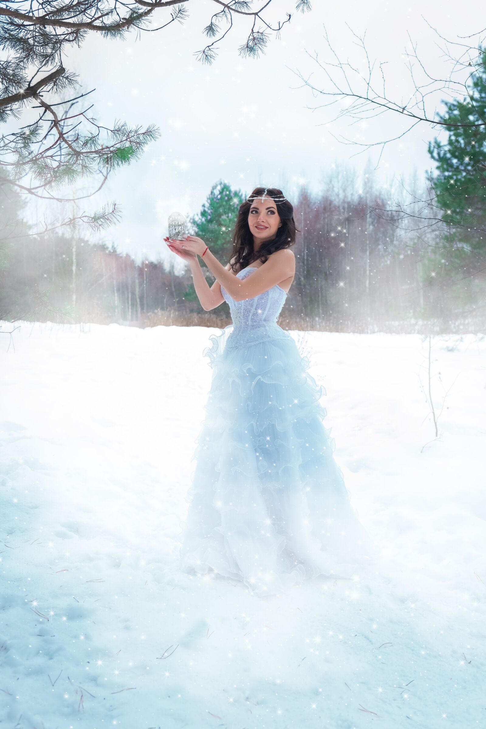 Canon EOS 6D Mark II + Canon EF 35mm F2 IS USM sample photo. Girl, snow, crown photography