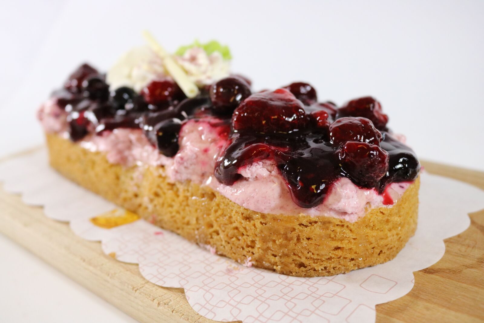 Canon EOS 750D (EOS Rebel T6i / EOS Kiss X8i) sample photo. Pastry, cake, strawberries photography