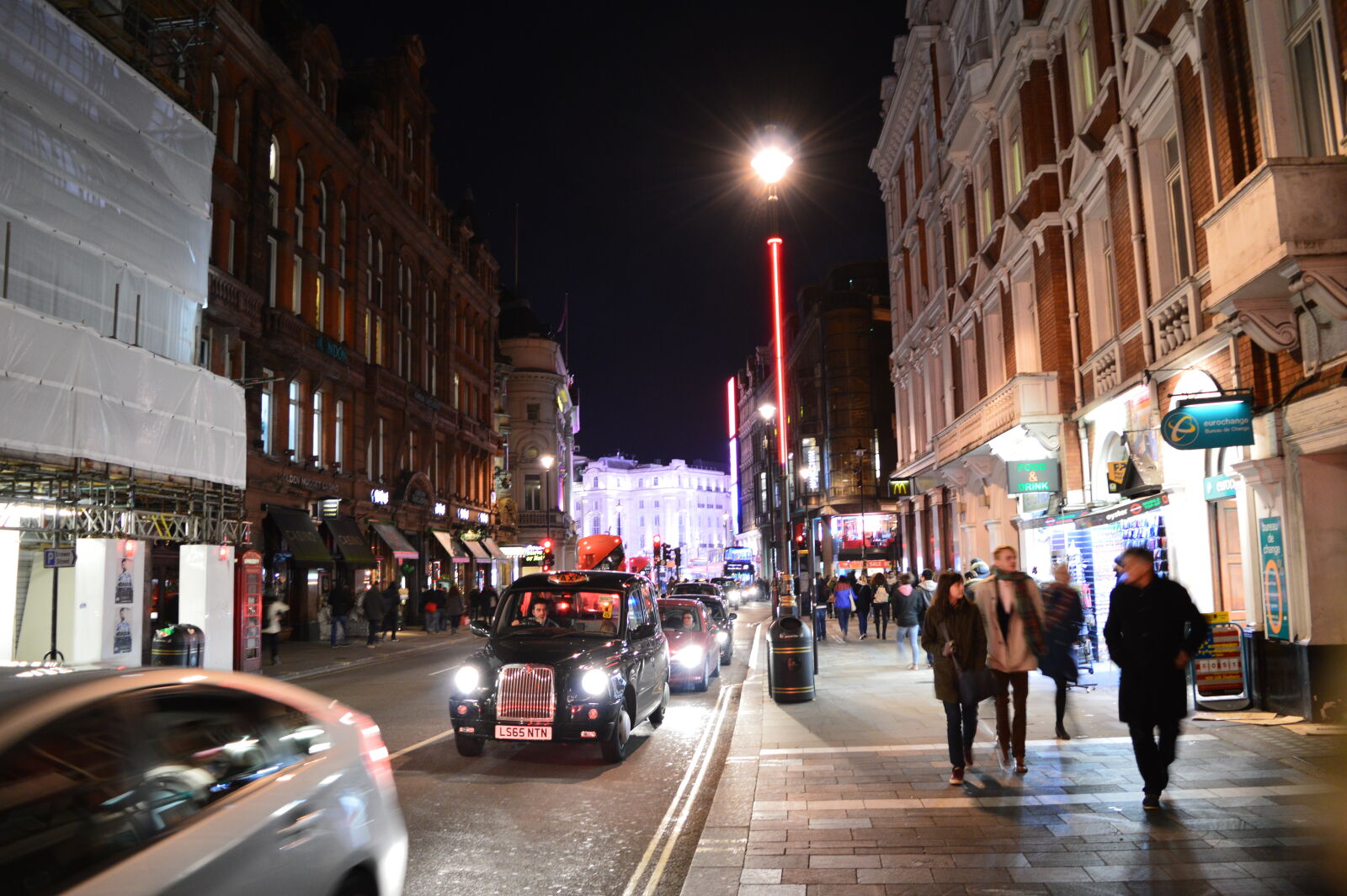 Nikon D3200 sample photo. Oxford, street, london photography