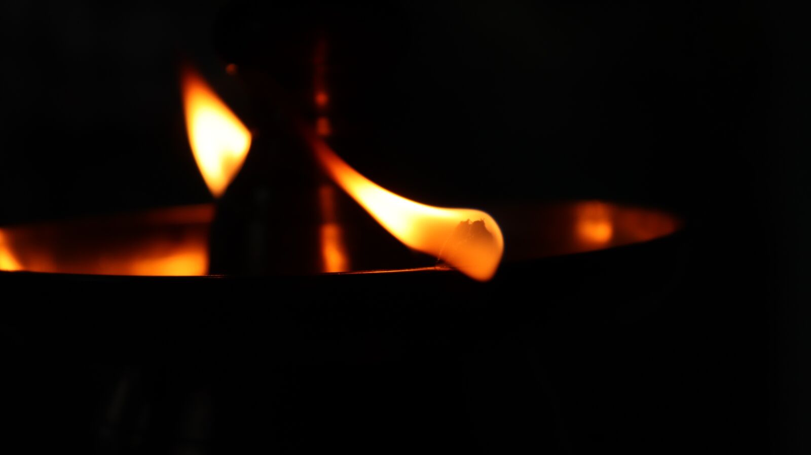 Canon EOS 200D (EOS Rebel SL2 / EOS Kiss X9) sample photo. Fire, dark, night photography