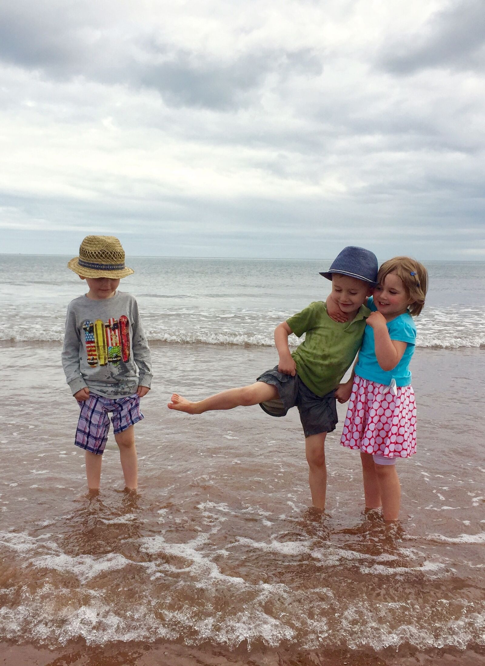 Apple iPhone 6 sample photo. Kids, beach, sea photography