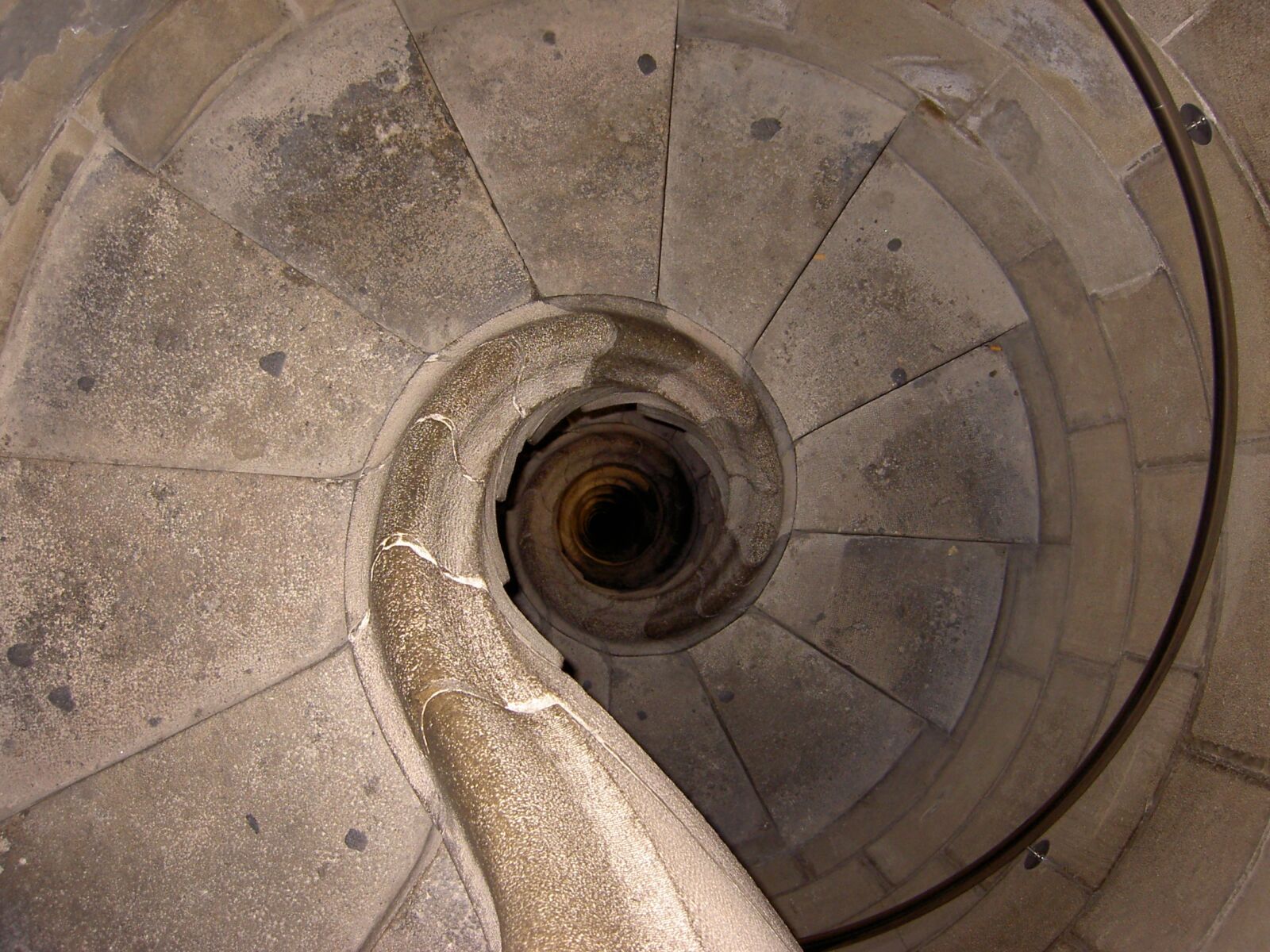 KONICA MINOLTA DiMAGE G400 sample photo. Spiral staircase, architecture, expression photography