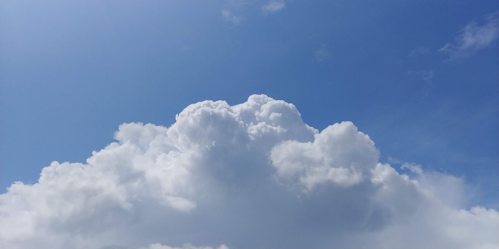 LG V30 sample photo. Sky, blue, cloud photography