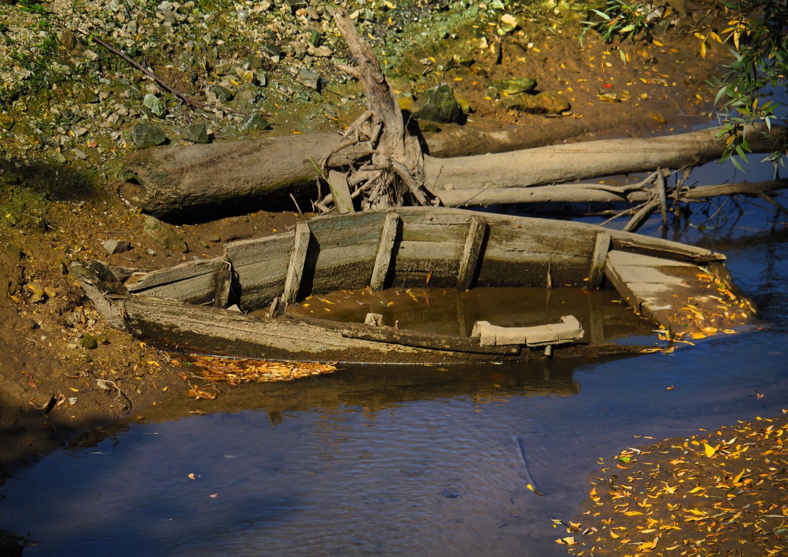 Canon EOS 1200D (EOS Rebel T5 / EOS Kiss X70 / EOS Hi) sample photo. Boat, creek, autumn photography
