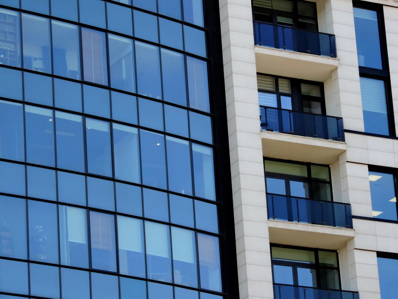 Nikon Coolpix P520 sample photo. Architecture, balcony, futuristic, luxury photography