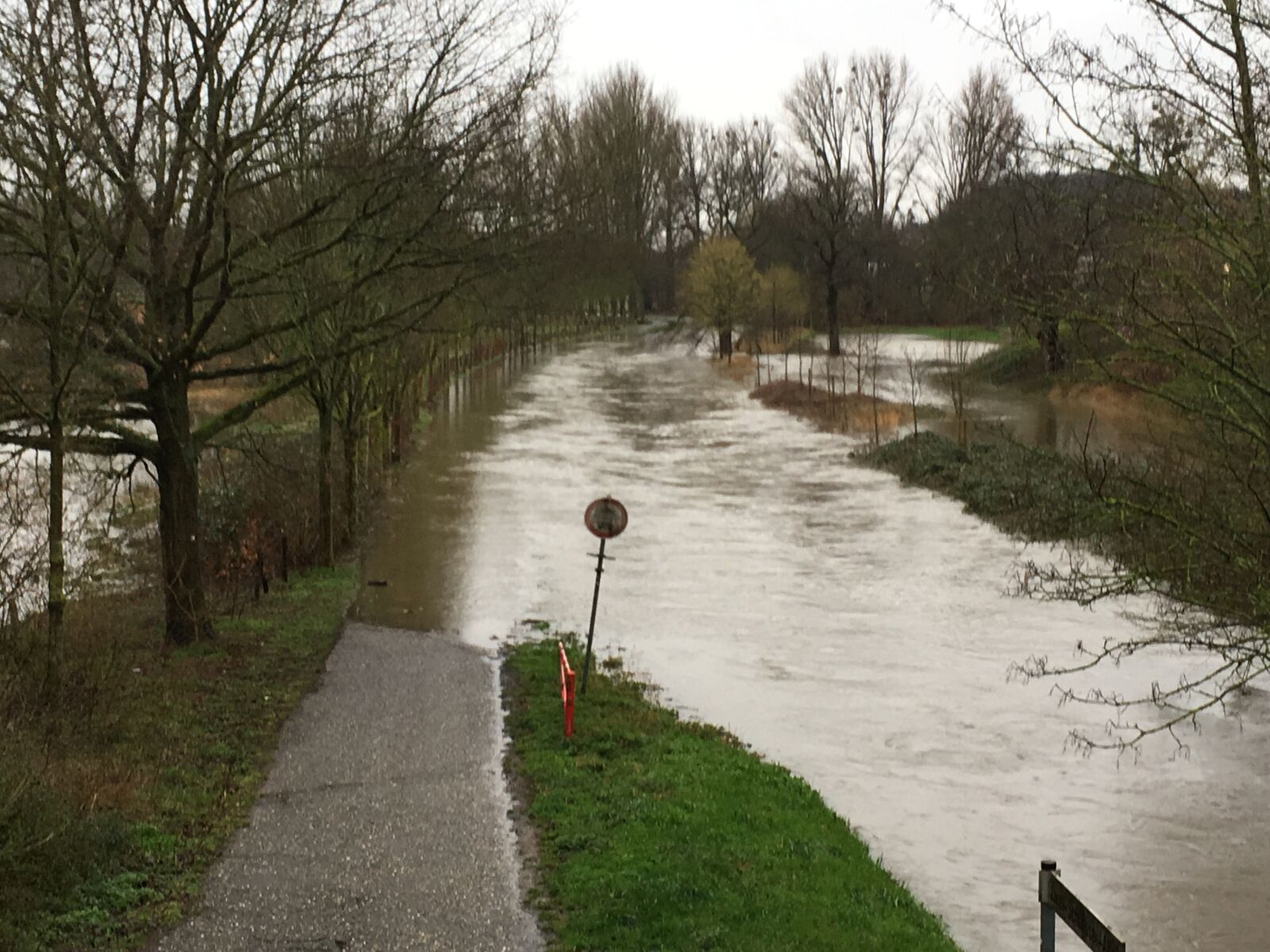 iPhone SE back camera 4.15mm f/2.2 sample photo. River, flood, stop photography