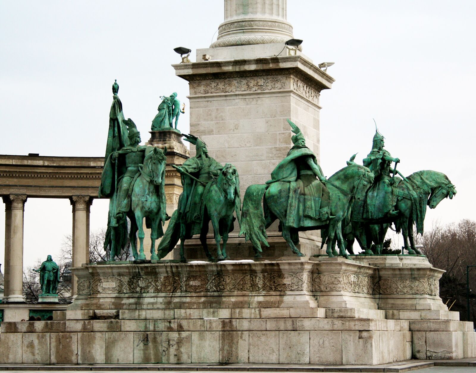 Canon EOS 350D (EOS Digital Rebel XT / EOS Kiss Digital N) sample photo. Budapest hungary, heroes square photography